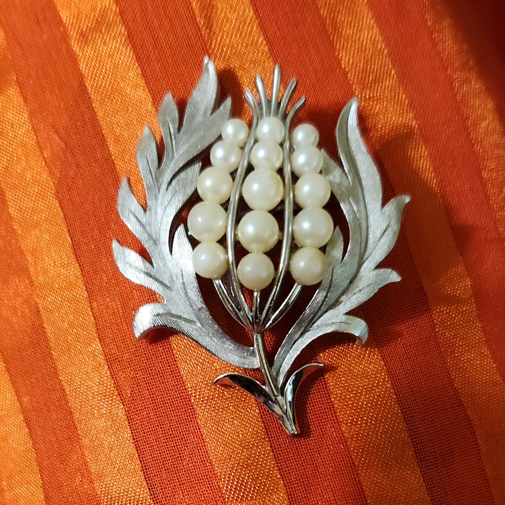 Vintage Crown Trifari Faux Silver Faux Pearl Brooch 45$